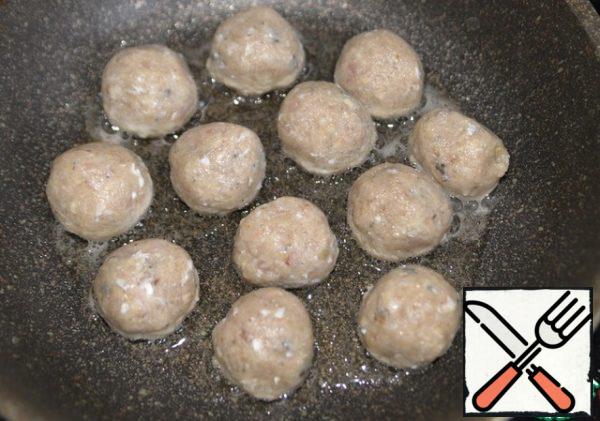 Pour 2 tablespoons of vegetable oil into a hot frying pan. Put the meatballs loosely in the oil on a hot pan.