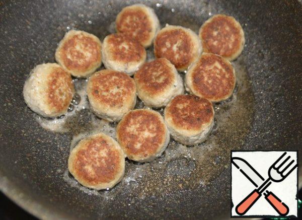 Fry until Golden brown on medium heat on all sides. Remove the meatballs from the pan.