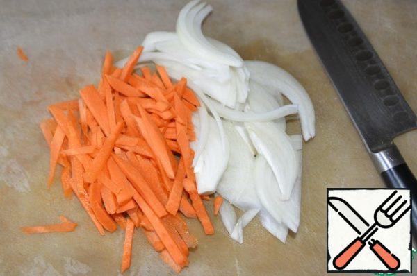 Vegetables are cleaned, onions are cut with feathers, carrots are cut into thin strips. Pour the remaining oil into the pan, put the vegetables, and simmer over medium heat for 5 minutes. I didn't wash the pan after the meatballs.