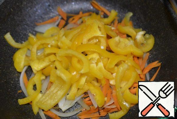Bulgarian pepper is cleaned, cut into thin strips, I have yellow for contrast, it does not matter. Put the pepper to the vegetables in the pan, simmer for 5 minutes.