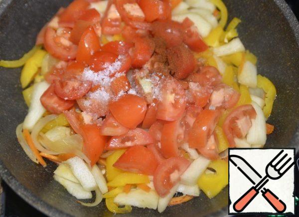 Cut tomatoes into cubes, put them with vegetables, add paprika, salt, sugar, vinegar. Stir and simmer for 10 minutes over medium heat.