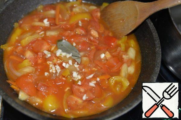 Pour the fish broth or water. I usually make broth from fish heads, tails, and fins. Mix, put the chopped garlic, Bay leaf. Boil.