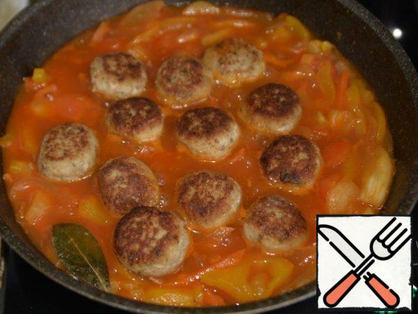 Put the fish meatballs on top, with the lid closed, bring the dish to readiness for 10 minutes over medium heat.