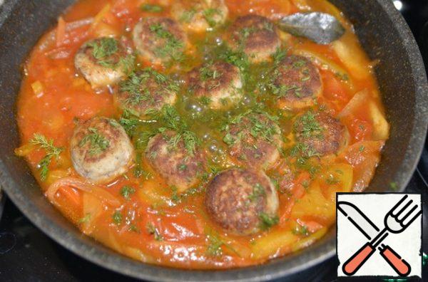 Sprinkle with chopped herbs, I have dill, turn off the fire, let it brew for 10 minutes.
