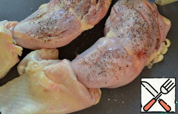 Make cuts on both sides of the meat, season with salt and pepper.