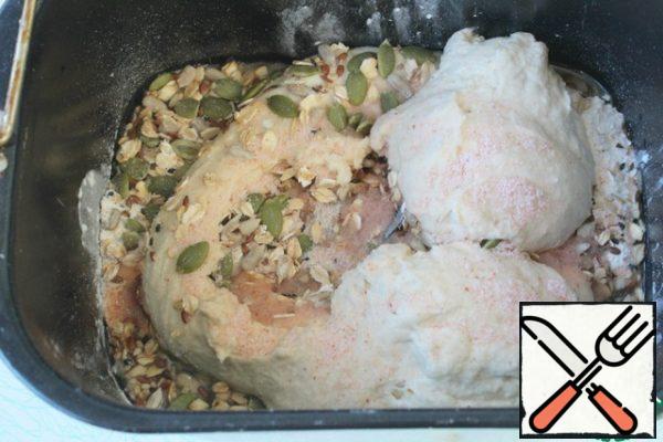 I had a ready-made Mature dough in the refrigerator. If you don't have it, then it's not difficult to cook, just start baking bread the next day.
I will write the recipe for Mature dough in the notes.
Prepare the seeds.I used a bread maker and hands).
Put all the ingredients for bread in the bread maker bucket.
Turn on the dough program for 15 minutes.