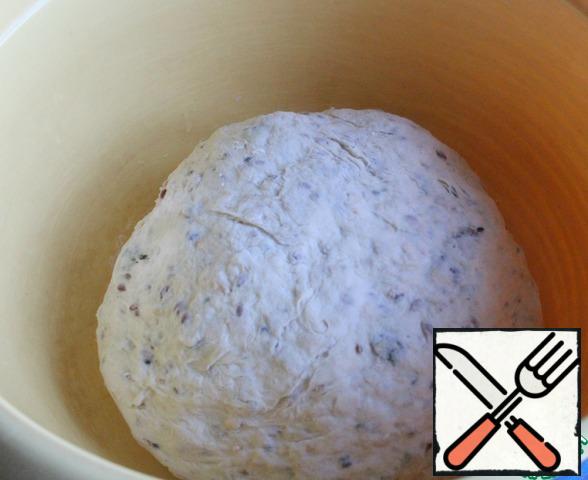 Spread the dough on a table dusted with flour, let it rest for 15 minutes.
Knead the dough until it sticks to your hands.
I added a couple more spoonfuls of flour.
We grease the bowl with vegetable oil, spread the dough, cover it and put it in a warm place for 1.5 hours.