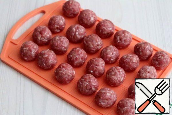 From the finished minced meat, form meatballs slightly larger than a walnut.
