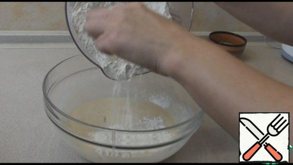 Gradually add the flour and knead the dough. The flour should be sifted.