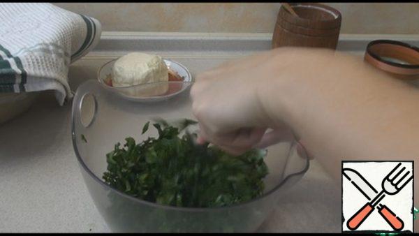 Meanwhile, prepare the filling: spinach wash and finely chop. Add salt and mix well.