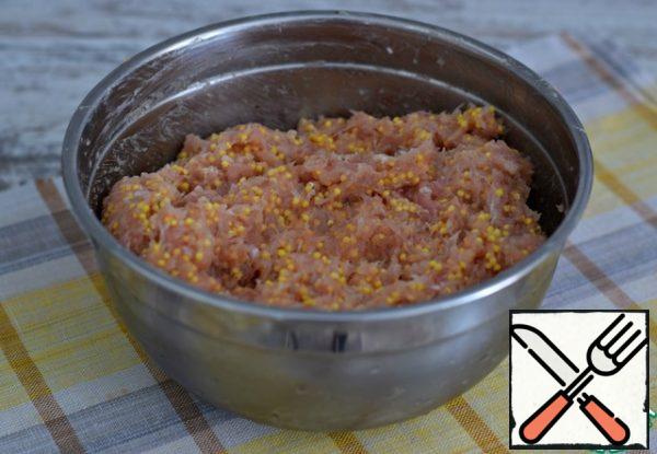 Mix the minced meat thoroughly.