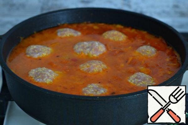 Form meatballs from minced meat (each 85-90 g), put meatballs in the sauce.