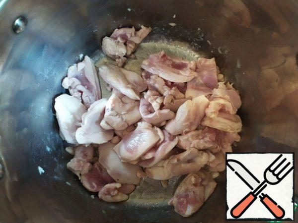 I took the tomatoes already sliced.
Chicken thighs can be replaced with breast.
Rice - long-grain.
Bulgarian pepper is also often used, but I don't like it, so I don't take it.
And you can add jalapeno (1-2 pieces), but this is if you like it sharper. Heat the oil in a saucepan, fry the chicken and set it aside.