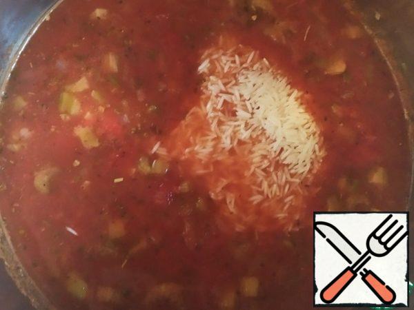 Add the rice. Return the sausage and chicken. Stir. Bring to a boil, reduce the heat. Cook for about 25-30 minutes, until the rice is almost cooked.