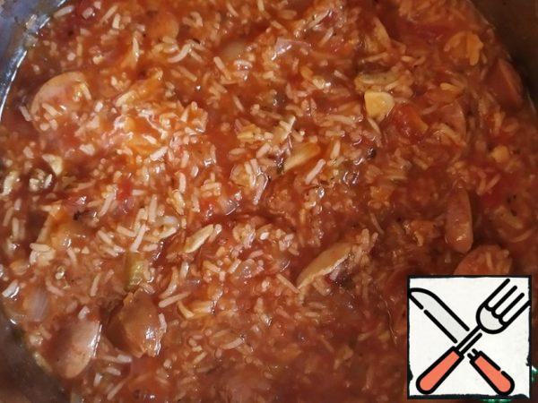 Just before the end, mix the peeled prawns and cook until the prawns and rice are ready.