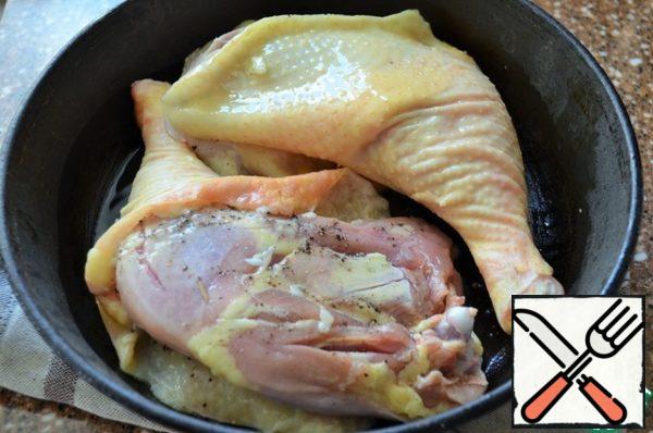 Heat the vegetable oil in a frying pan, lay out the hams. Fry for 5 minutes, the heat is above average.