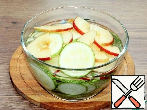 Put the Apple slices and zucchini in a bowl and fill with water. Cover the bowl with a lid (I have a plate) and put it in the microwave. Boil until soft slices. Don't overdo it! I cooked for 3 times and each time checked the flexibility of the slices.
Then drain the water from the bowl and cool the slices. Cut the zucchini slices in half.