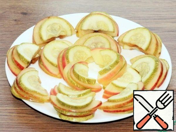 Arrange the Apple and zucchini slices (alternating) in columns. It turned out 16 columns.
