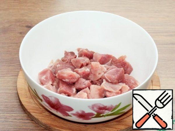 Let's make cutlets. My "pork cutlet" is not very fat. You can prepare minced pork and beef (50*50). Cut the meat into small pieces and chop it with a blender or meat grinder.