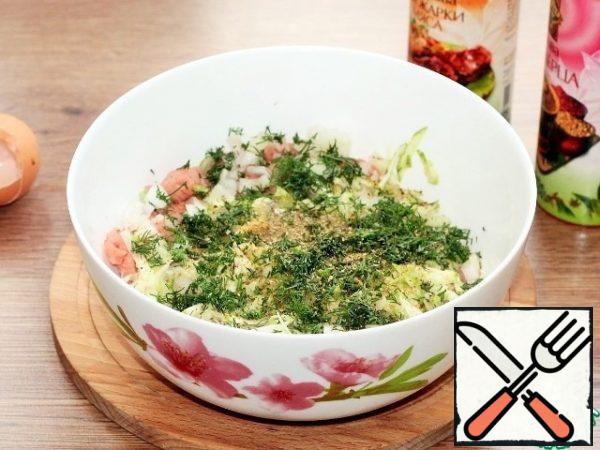 Add to the minced egg white, finely chopped dill, seasoning for meat, a mixture of ground peppers and salt. Stir.