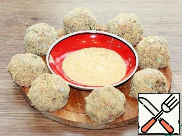 Form 8 pieces of minced meat cutlets and roll in breadcrumbs.