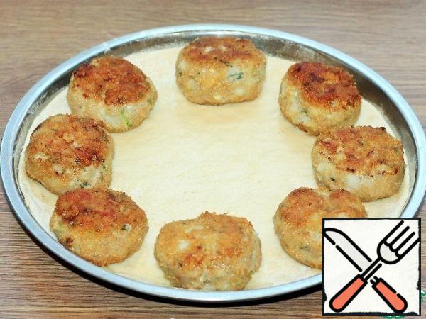 Put the cutlets on the dough.