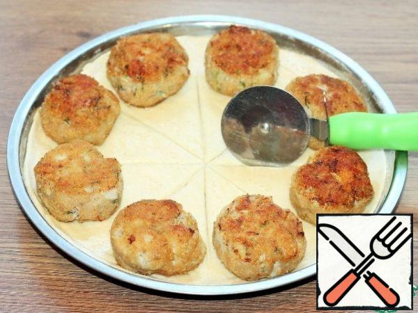 Cut the circle of dough into 8 parts. Cut to the chops.