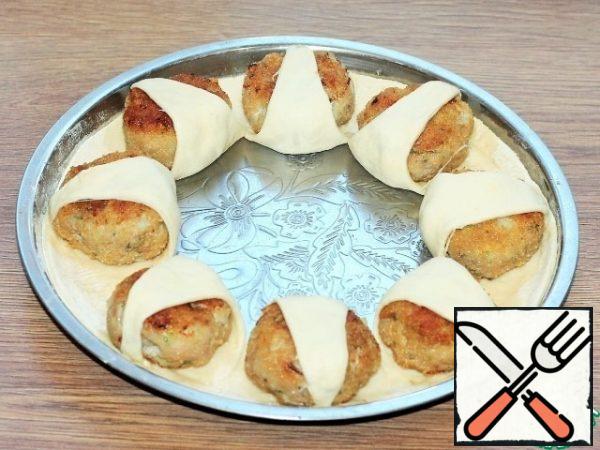Close the cutlets with dough segments.