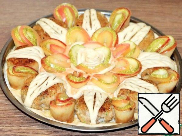 Decorate the middle of the pie with a rose from the dough.
Lubricate all the dough petals with liquid sour cream. Put the baking tray with the pie in the oven and turn on the temperature of 40 C. After 20 minutes the dough of the pie is increased by 2 times.
Switch the oven to t 180 C.