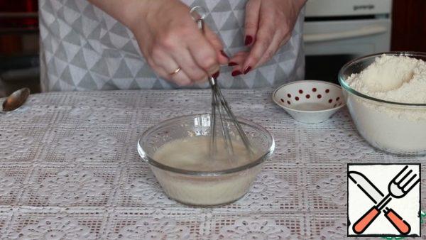 We start cooking with the preparation of sourdough. Mix yeast, sugar and 3 teaspoons of flour with 200 ml of warm water. Leave for 10 minutes.