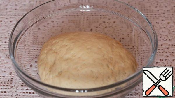 Add salt, olive oil and sourdough to the sifted flour. Make dough. Cover with a napkin and let it stand for 30 minutes. at room temperature.