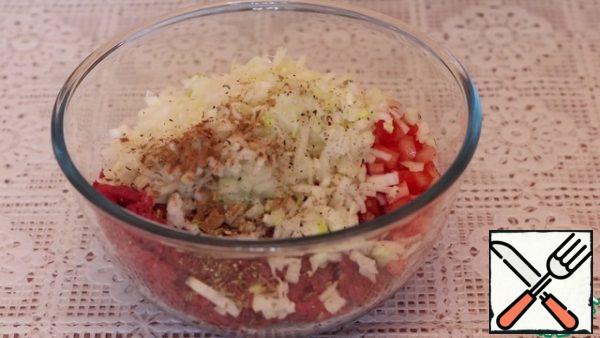 Add the chopped onion, tomato, all the spices and salt to the minced meat. Mix everything thoroughly.