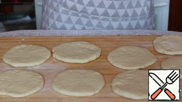Divide the dough into 8 equal parts. Roll each into a circle with a diameter of about 10-12 cm.