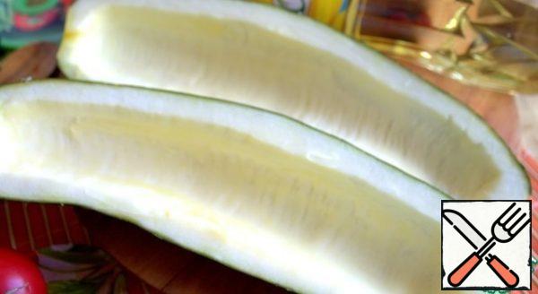 Zucchini I have the last, long. Cut in half lengthwise and remove the middle with a spoon.