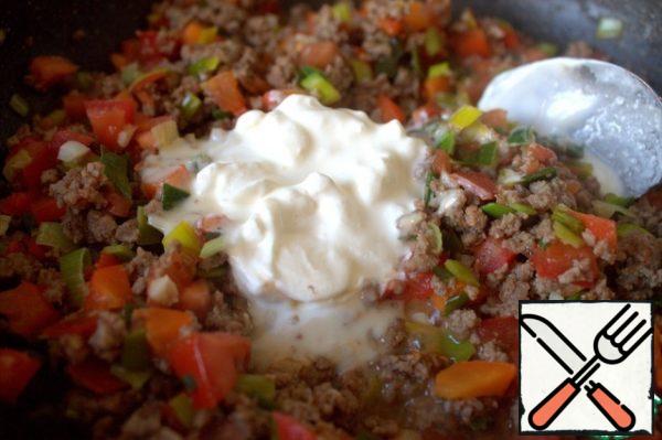 Fry everything together and add sour cream. Remove the Bay leaf.