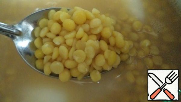 Split peas soak in warm water for 3-4 hours, or overnight.

Cut the garlic into small cubes.