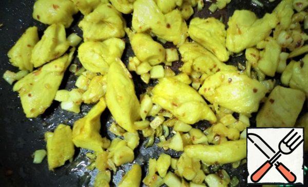 Fry pieces of chicken fillet with crushed garlic and vegetable oil, I have sunflower oil with olive oil. At the end of cooking, add salt, turmeric and ground pepper.