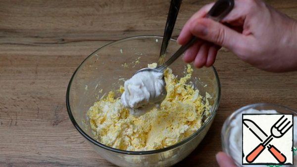 Grate the melted cheese on a fine grater. Pass the garlic through a press. Mix everything and season with mayonnaise.