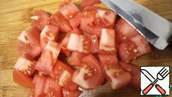 Cut the tomatoes and add them to the peas. Bring to boil. Tomatoes remain almost fresh and with vitamins! Do not remove the skin from it, do not release it from the seeds-we leave valuable fiber!
