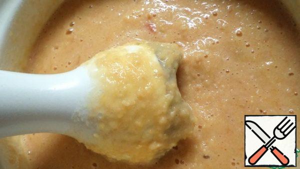 Part of the vegetable broth can be drained into a mug, and add after cooking the puree, if necessary, that the soup was less thick.
Use a blender to turn pea soup into a puree soup!
Once again bring to a boil, add salt and pepper.
Let it brew for 4-5 minutes.