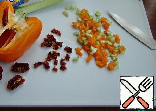 Chop the celery, part of the bell pepper and sun-dried tomatoes finely.