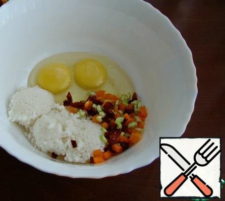 In a bowl, mix the boiled rice, eggs and chopped vegetables. Add salt and pepper to taste.