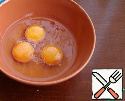 In a separate bowl, add a pinch of salt and mix the eggs for the omelet.