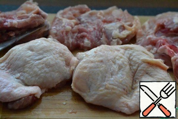 Remove the bone from the chicken thigh.
Cut the thigh into 3 parts, leaving the skin. Season with salt and pepper.