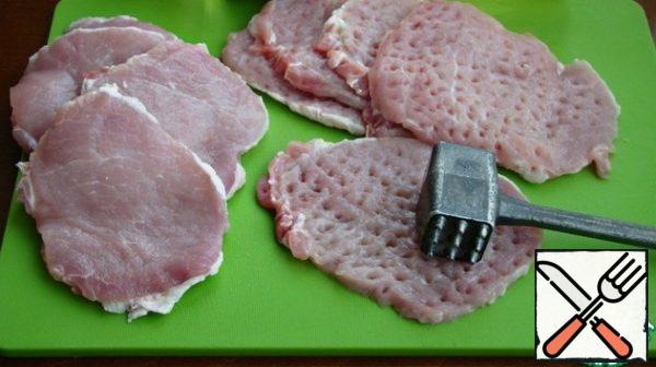Cut the meat into slices, about 1 cm thick, and then beat off on both sides.
