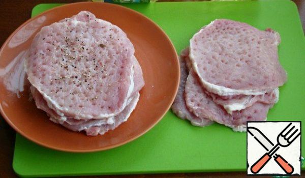 Then add salt and pepper to each slice, add a stack and leave for 10 minutes.