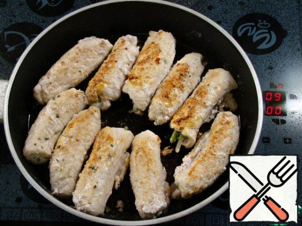 Pour 2 tablespoons of vegetable oil into a preheated frying pan with high sides. Fry the rolls on all sides until Golden brown and transfer to a platter.