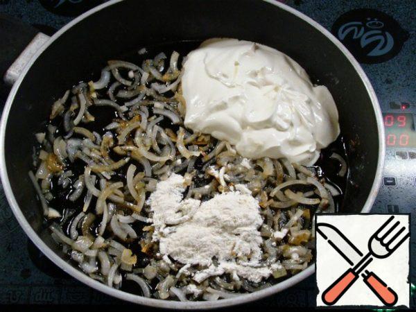 In the same pan, pour another 2 tablespoons of vegetable oil and fry the onion chopped into strips. Add sour cream and 2 tablespoons of flour and mix.