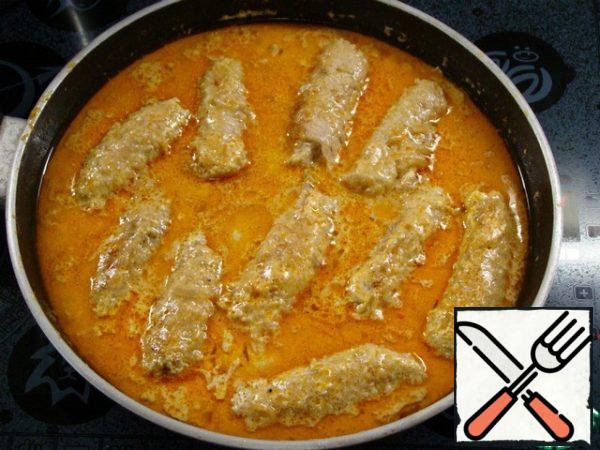 Put the meat rolls in the sauce. The sauce should completely cover the rolls, so if necessary, add broth or hot water.