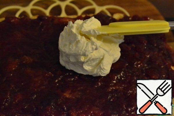 Mix all the ingredients for the cream.
Apply the cream to the plum filling.